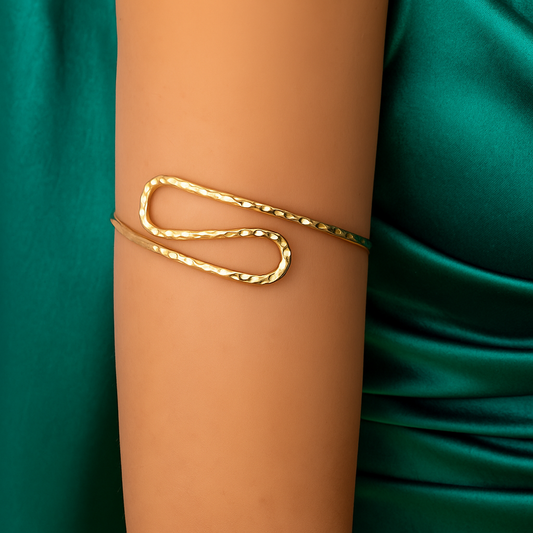 Serene Twist Minimal Armband
