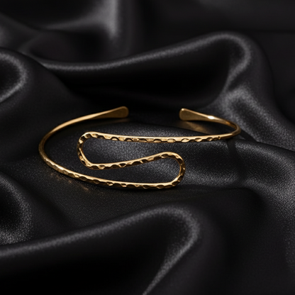 Serene Twist Minimal Armband