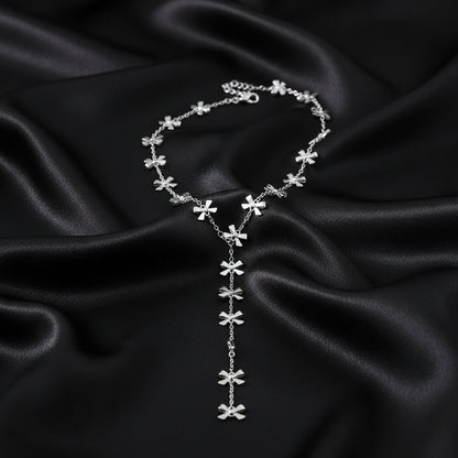Floral chain in silver-tone