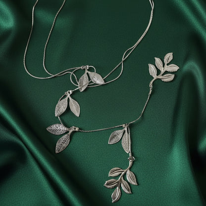 Leaf charm chain in silver-tone